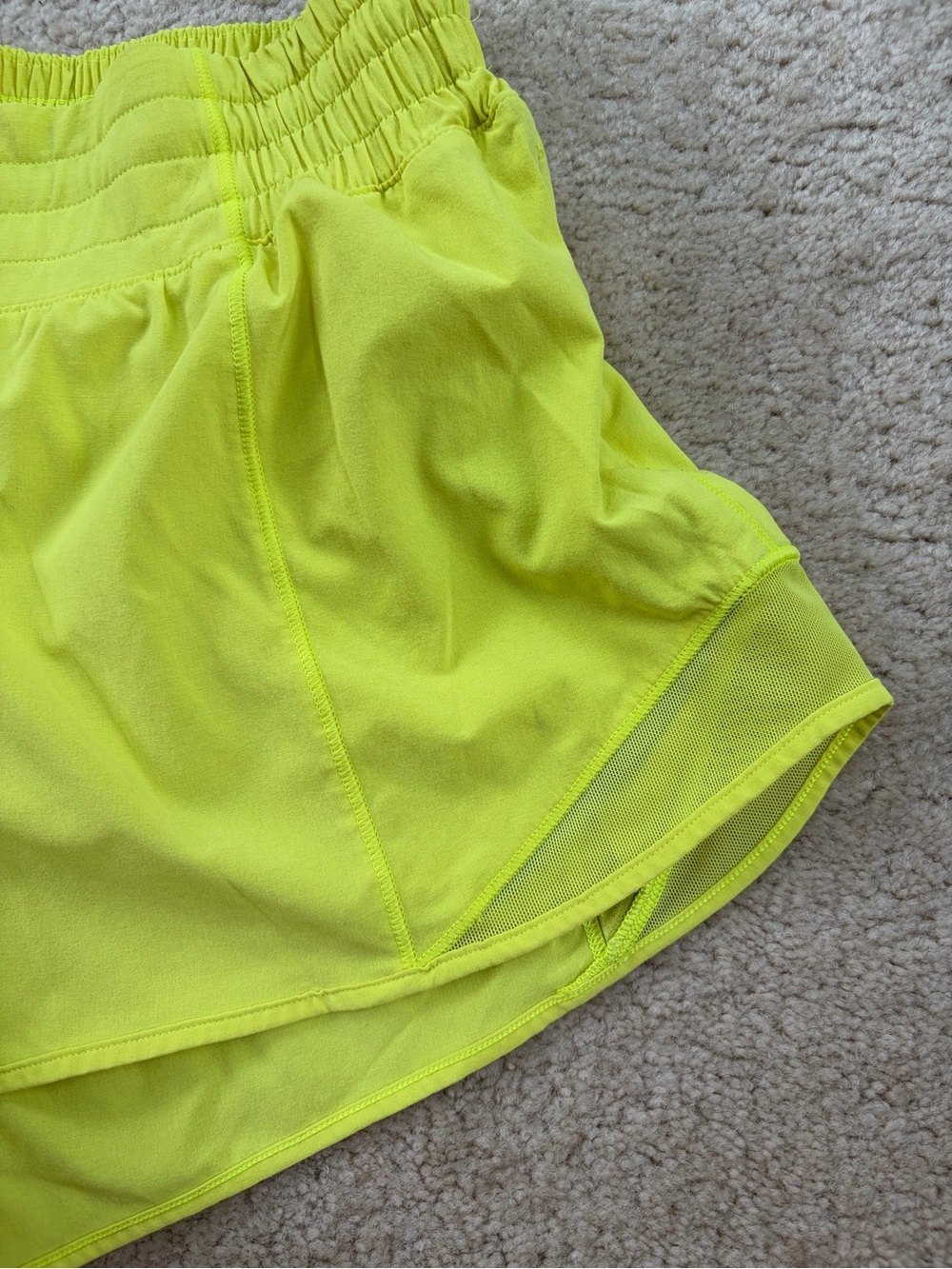 Lululemon Women’s Size 8 Hotty Hot High Rise Short 2.5" Highlight Yellow - Picture 5 of 13